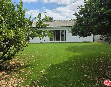 8519 Yolanda Avenue - Photo Thumbnail 15