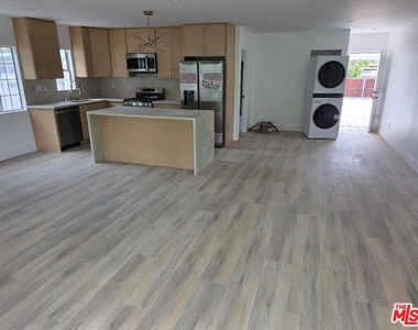 8519 Yolanda Avenue - Photo Thumbnail 16