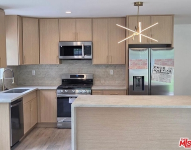 8519 Yolanda Avenue - Photo Thumbnail 10