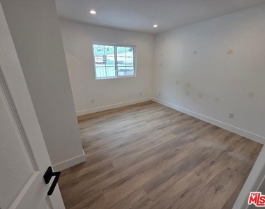 8519 Yolanda Avenue - Photo Thumbnail 6