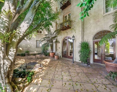 109 N Sycamore Avenue - Photo Thumbnail 3