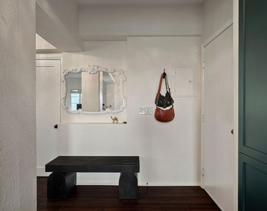 109 N Sycamore Avenue - Photo Thumbnail 5