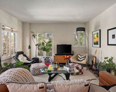 109 N Sycamore Avenue - Photo Thumbnail 8