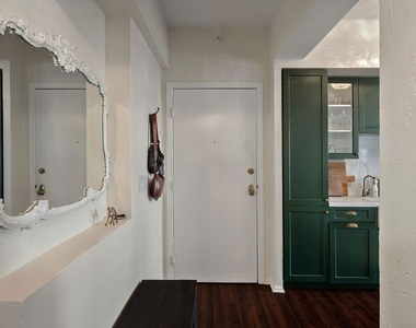 109 N Sycamore Avenue - Photo Thumbnail 6