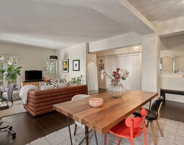 109 N Sycamore Avenue - Photo Thumbnail 7