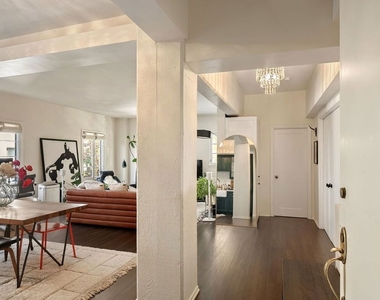 109 N Sycamore Avenue - Photo Thumbnail 4