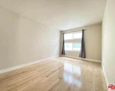 1227 Granville Avenue - Photo Thumbnail 17