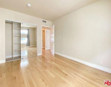 1227 Granville Avenue - Photo Thumbnail 15