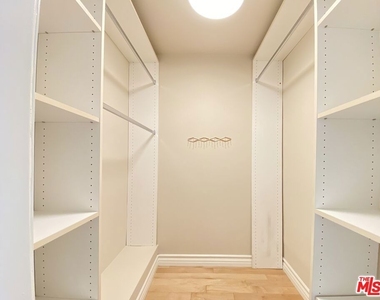 1227 Granville Avenue - Photo Thumbnail 12