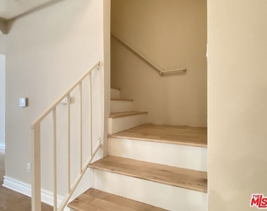1227 Granville Avenue - Photo Thumbnail 9