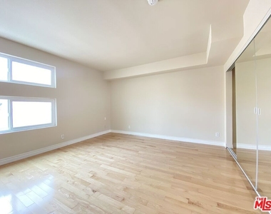 1227 Granville Avenue - Photo Thumbnail 10