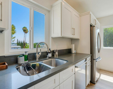 5343 Tendilla Avenue - Photo Thumbnail 8