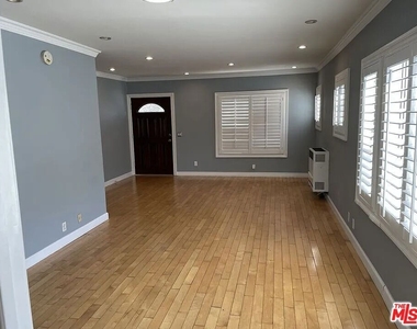 713 W 49th Place - Photo Thumbnail 3