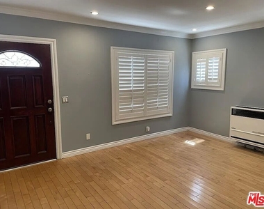 713 W 49th Place - Photo Thumbnail 1