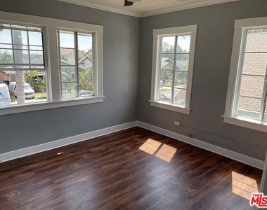 713 W 49th Place - Photo Thumbnail 8