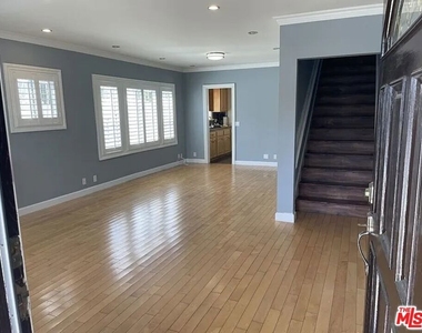713 W 49th Place - Photo Thumbnail 2