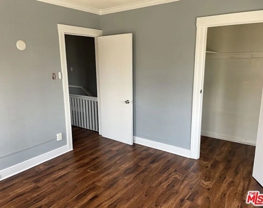 713 W 49th Place - Photo Thumbnail 7