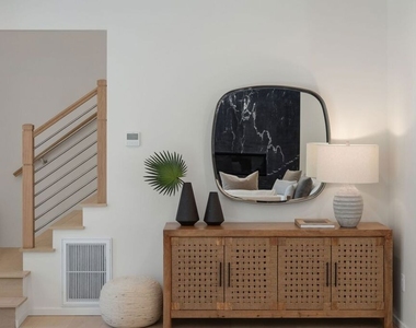 1712 N Beverly Glen Boulevard - Photo Thumbnail 4