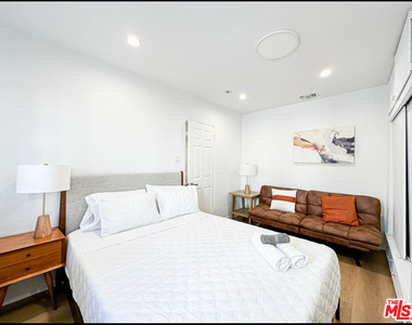 239 S Doheny Drive - Photo Thumbnail 12
