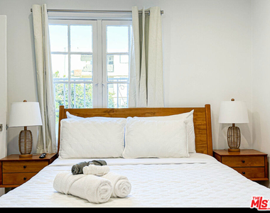 239 S Doheny Drive - Photo Thumbnail 8