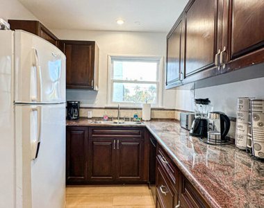 239 S Doheny Drive - Photo Thumbnail 4
