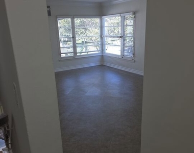 305 S Reeves Drive - Photo Thumbnail 6