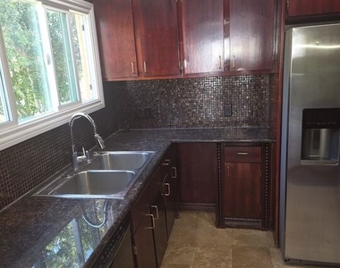 305 S Reeves Drive - Photo Thumbnail 1