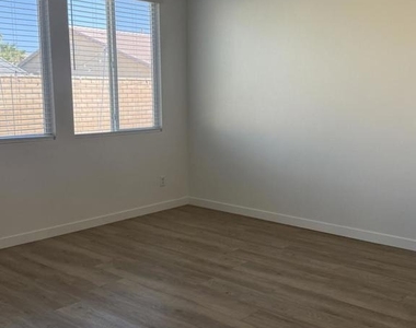 37308 Sandwell Street - Photo Thumbnail 12