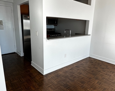 West 42nd Street - Photo Thumbnail 6