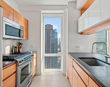 550 West 45th Street - Photo Thumbnail 3