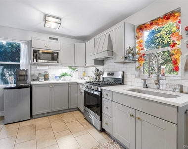330 First Avenue - Photo Thumbnail 9