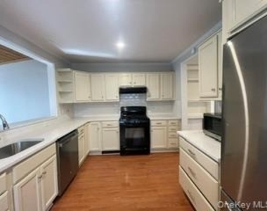 26 2nd Avenue - Photo Thumbnail 9