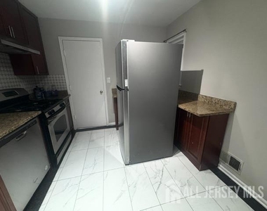 81 Woodmere Drive - Photo Thumbnail 2
