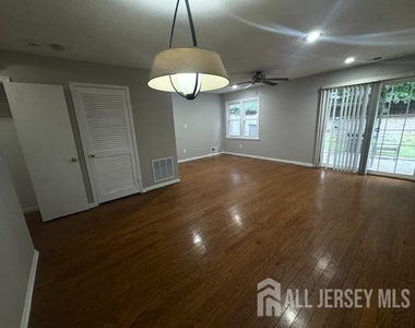 81 Woodmere Drive - Photo Thumbnail 3