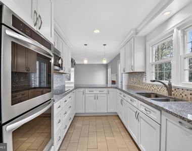 1302 Clayborne House Court - Photo Thumbnail 17