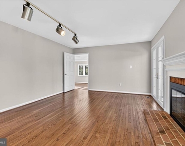 1302 Clayborne House Court - Photo Thumbnail 14
