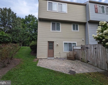 1110 Floyd Place - Photo Thumbnail 4