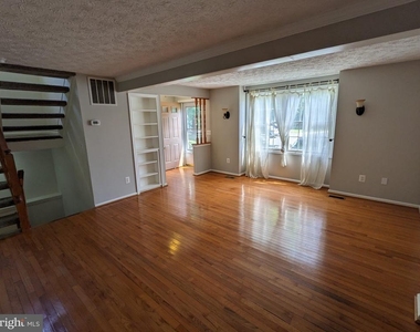 1110 Floyd Place - Photo Thumbnail 7