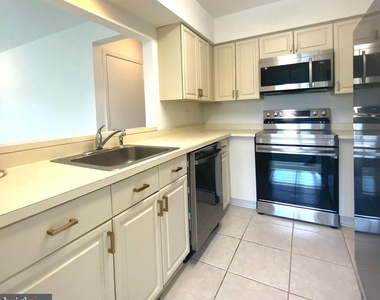 7594 Lakeside Village Drive - Photo Thumbnail 13