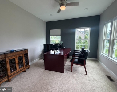 9812 Thoroughbred Road - Photo Thumbnail 4
