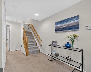122 Sanborn Place - Photo Thumbnail 2