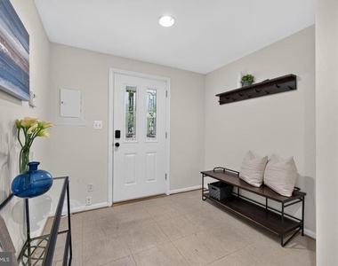 122 Sanborn Place - Photo Thumbnail 3