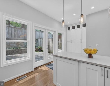 122 Sanborn Place - Photo Thumbnail 22