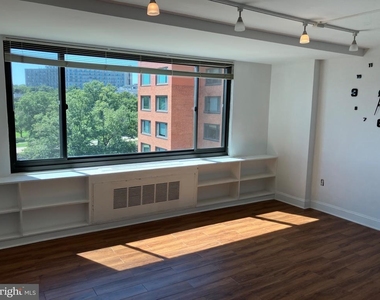 1011 Arlington Boulevard - Photo Thumbnail 3