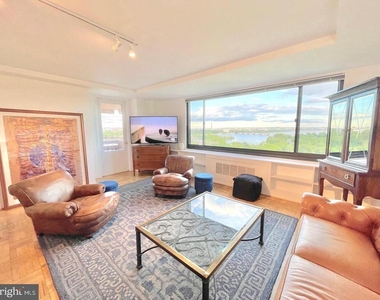 1011 Arlington Boulevard - Photo Thumbnail 4