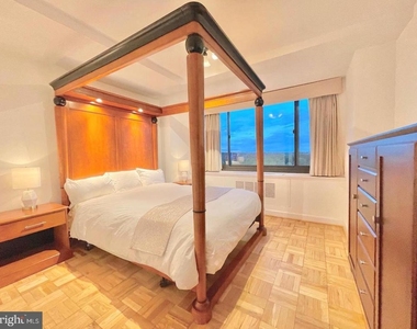 1011 Arlington Boulevard - Photo Thumbnail 9