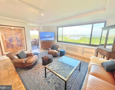 1011 Arlington Boulevard - Photo Thumbnail 5