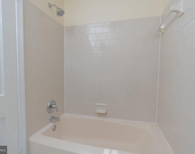 1909 N Rhodes Street - Photo Thumbnail 11