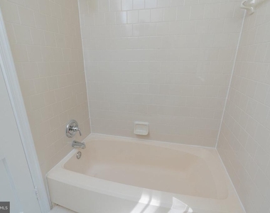 1909 N Rhodes Street - Photo Thumbnail 10