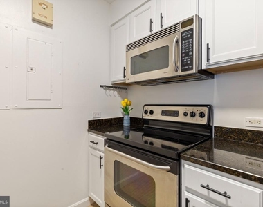880 N Pollard Street - Photo Thumbnail 4